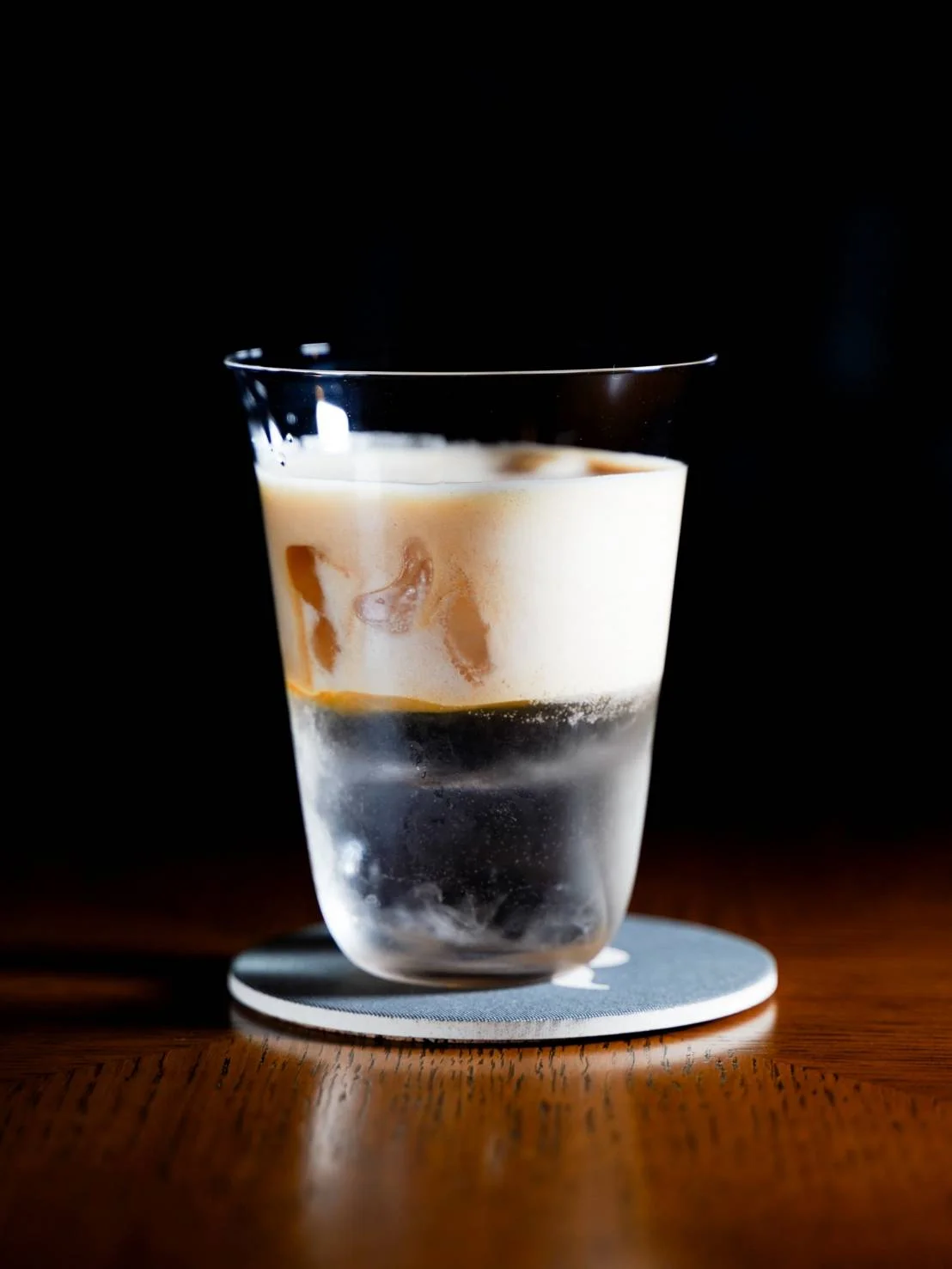 クラウドコーヒーG＆T - 澄んだジントニックの上に雲のようなエスプーマコーヒーを重ねた一杯
